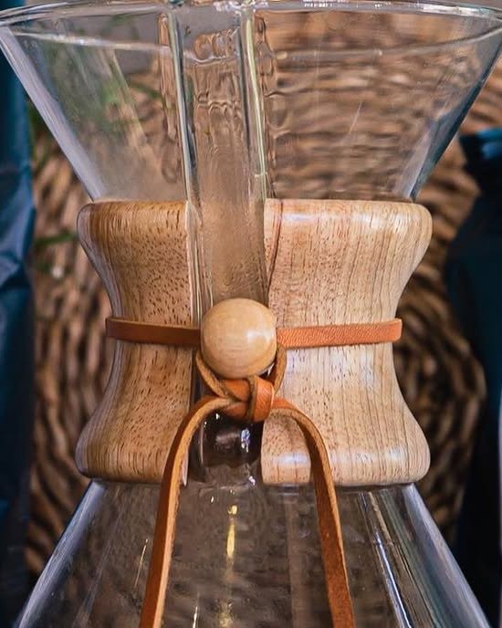Cafeteira chemex de vidro com cinta de madeira e atilho de cabedal